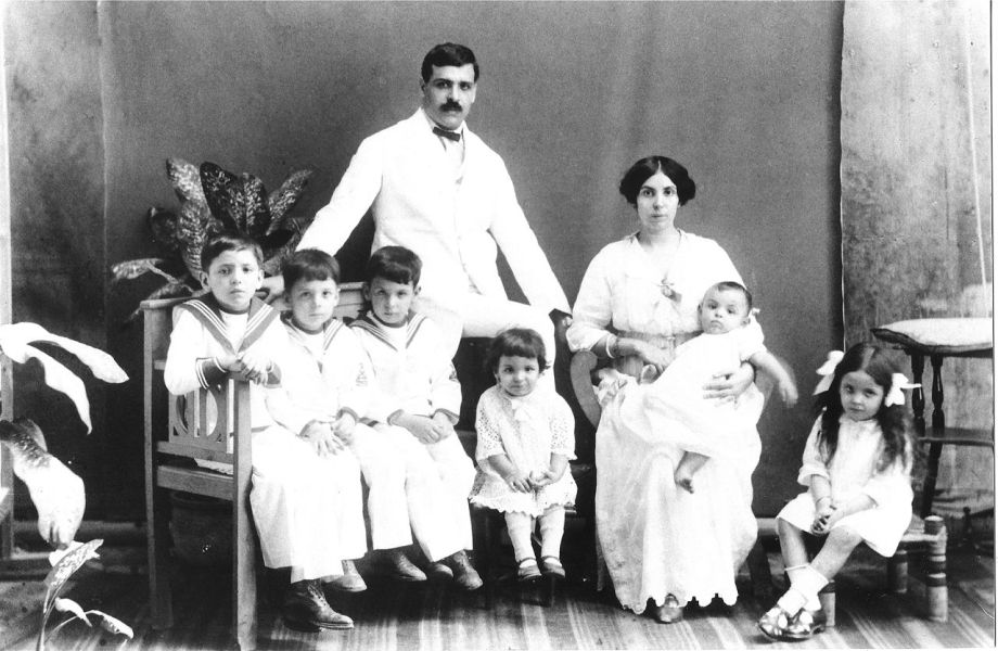 Aristides_and_Angelina_de_Sousa_Mendes_with_their_first_six_children,_1917