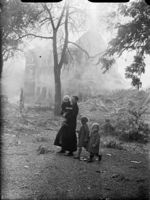 Refugees_in_Belgium,_May_1940_F4499